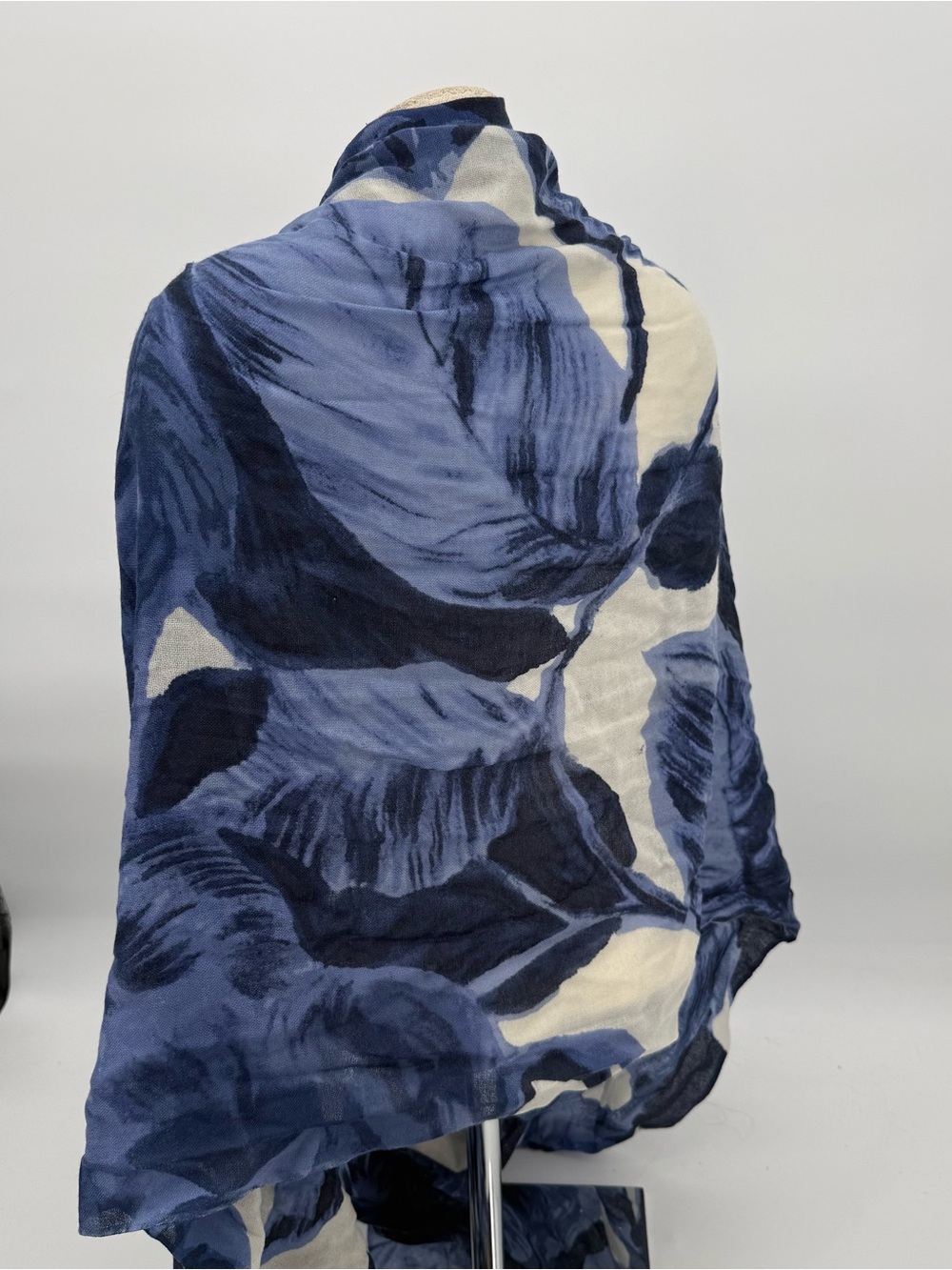 Neiman Marcus Blue Floral Lightweight Merino Wool Scarf Wrap One Size Accessory - Picture 11 of 12